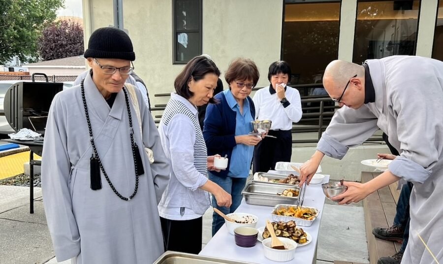 另一種中秋團圓與關懷── 舊金山道場悅衆與方丈和尚一起素烤過中秋